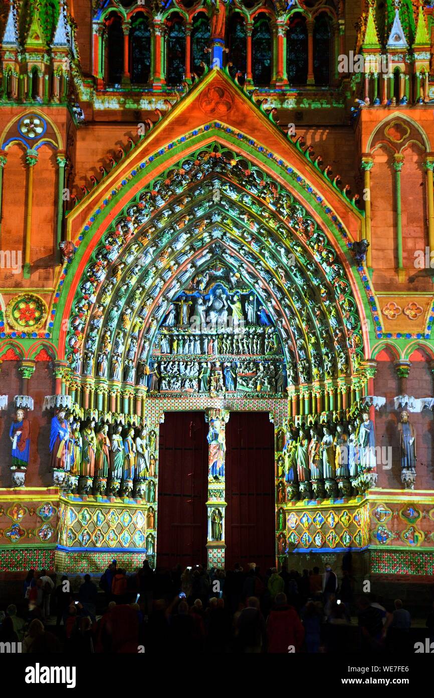 Francia, Somme, Amiens, la catedral de Notre-Dame, joya del arte gótico, catalogada como Patrimonio de la Humanidad por la UNESCO, espectáculo de luz y sonido policromada presentando la policromía original de las fachadas Foto de stock