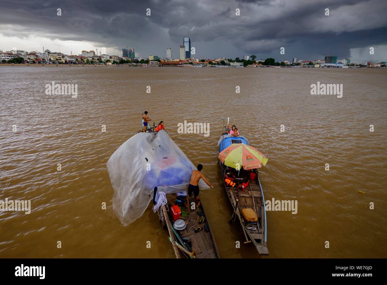 Camboya, Phnom Penh, grupo étnico cham personas viviendo en sus barcos Foto de stock