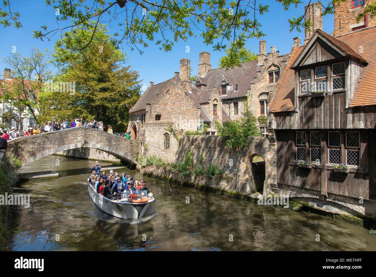 Bélgica, Flandes Occidental, brujas, centro histórico catalogado como Patrimonio Mundial por la UNESCO, crucero en barco turístico pasando bajo el puente de Bonifacius Foto de stock