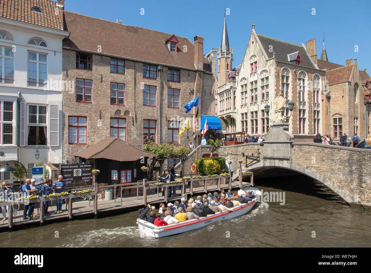 Bélgica, Flandes Occidental, brujas, centro histórico catalogado como Patrimonio Mundial por la UNESCO, el Puente de San Juan Nepomuceno, Wollestraat Foto de stock