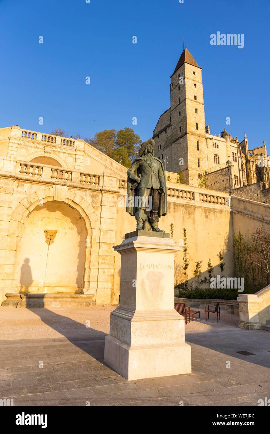 Francia, Auch Gers, parada en el Camino de Santiago, D'Artagnan estatua, Escalier Monumental y la Tour d'Armagnac Foto de stock