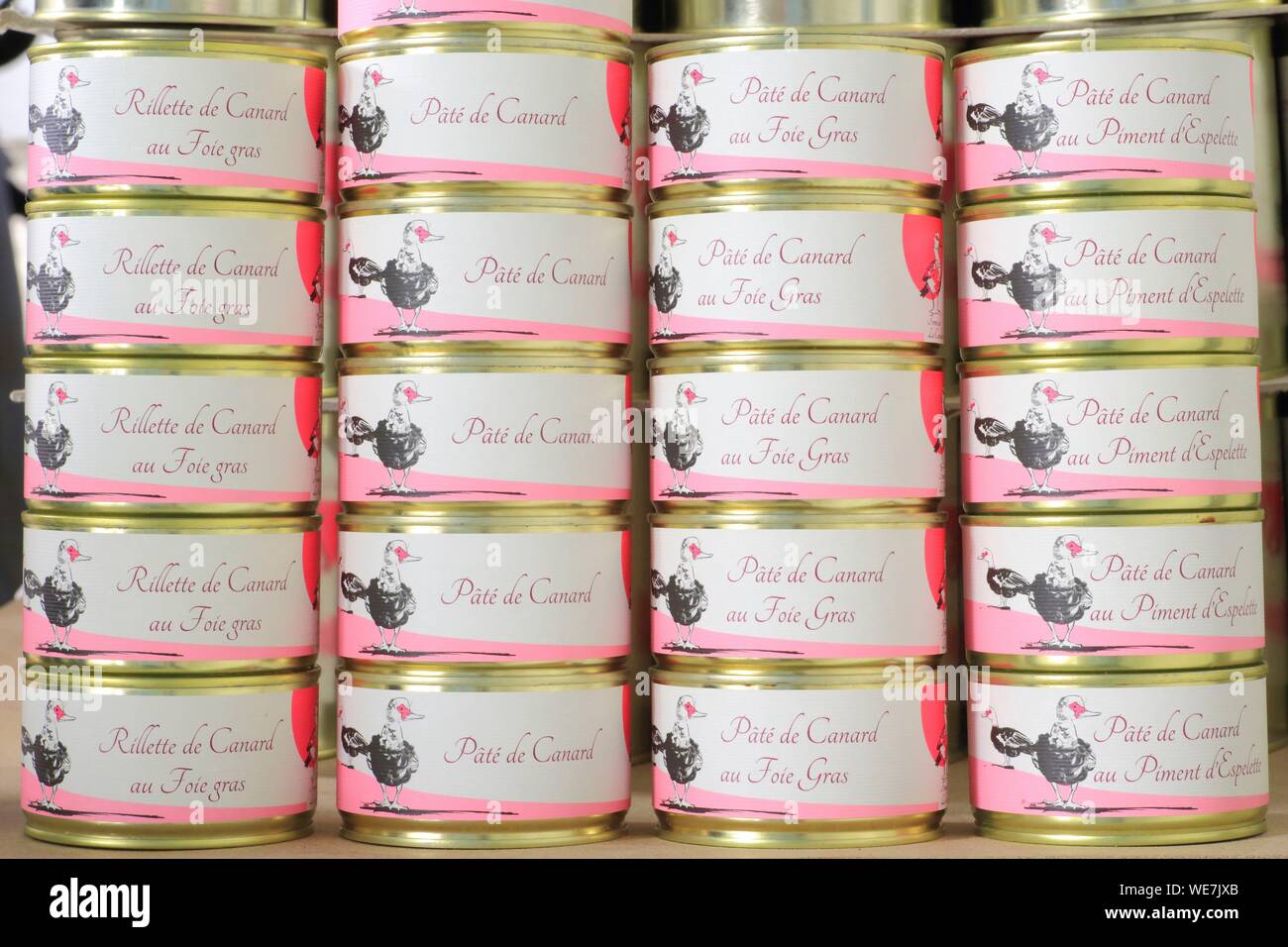 Francia, Tarn, Lautrec, Ferme de la Condarie, venta de productos agrícolas procesados en el sitio: Paté de pato, pato rillette con foie gras de pato y tarta con pimiento de Espelette Foto de stock