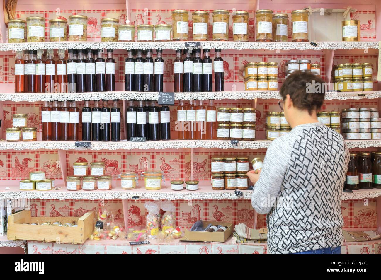 Francia, Tarn, Lautrec, Ferme de la Condarie, venta de productos agrícolas transformados en el sitio Foto de stock