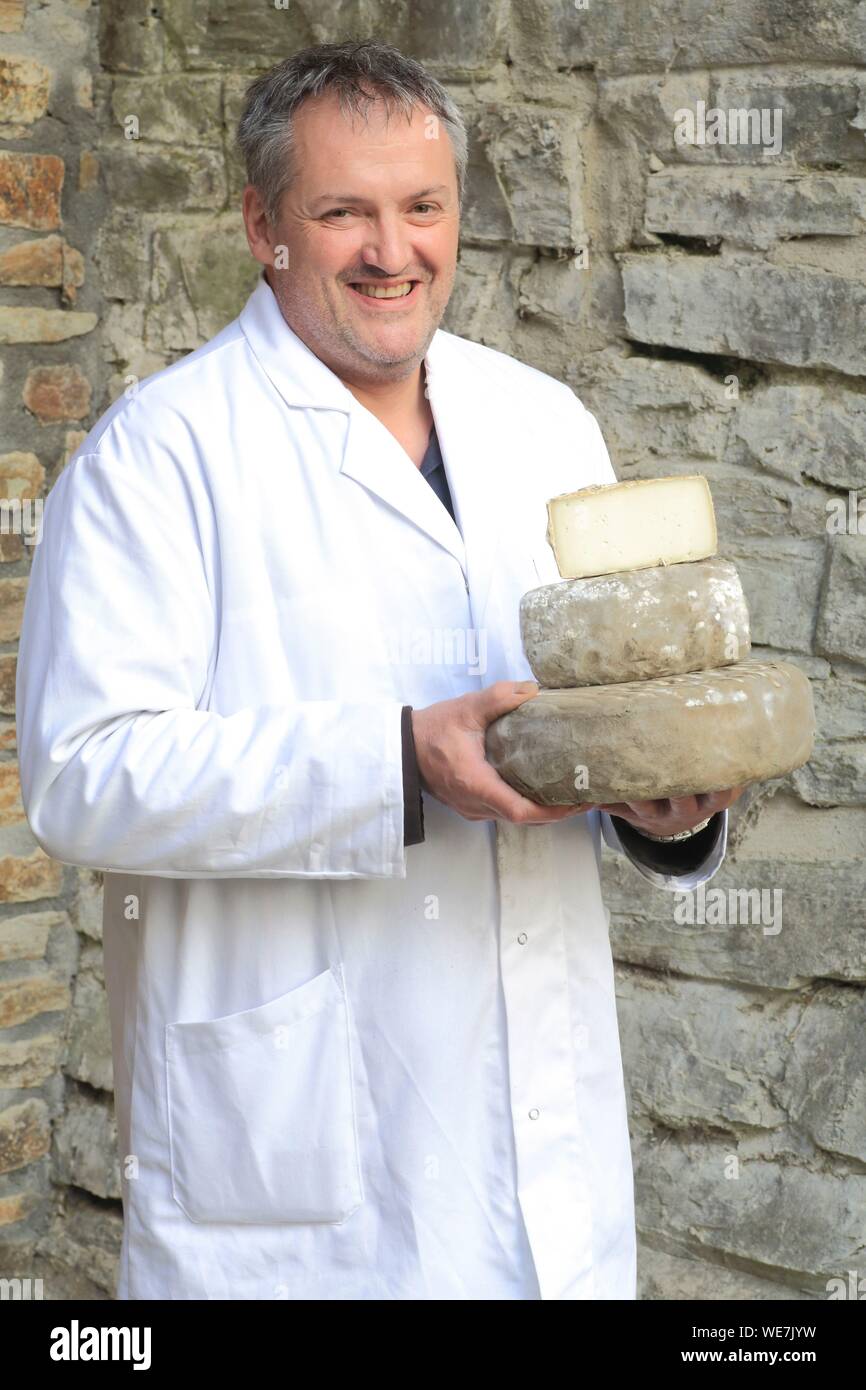 Francia, Tarn, los Montes de Lacaune, Viane, Fabre productos lácteos, el queso maker Gilles Fabre con ovejas tommes del país Foto de stock