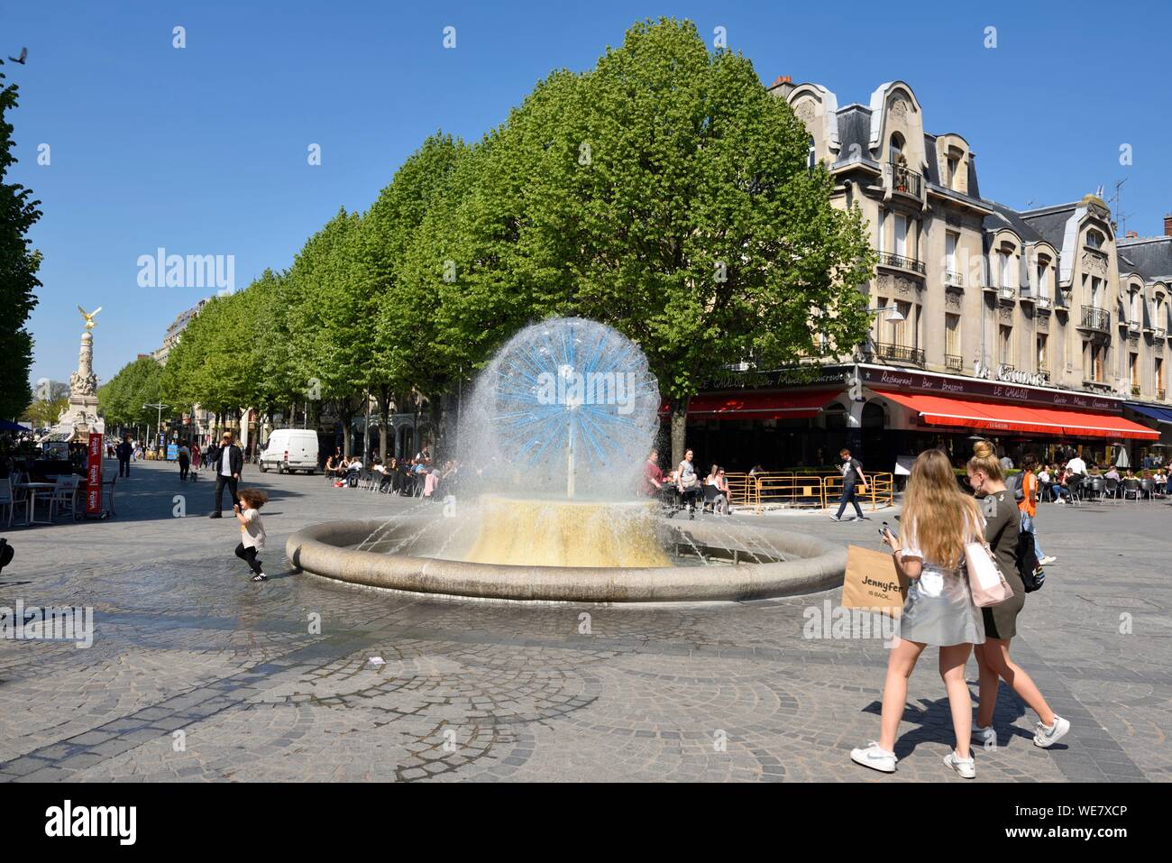 Francia, Marne, Reims, Place Drouet d'Erlon, fuente de solidaridad, dos niñas caminando hacia la fuente Foto de stock