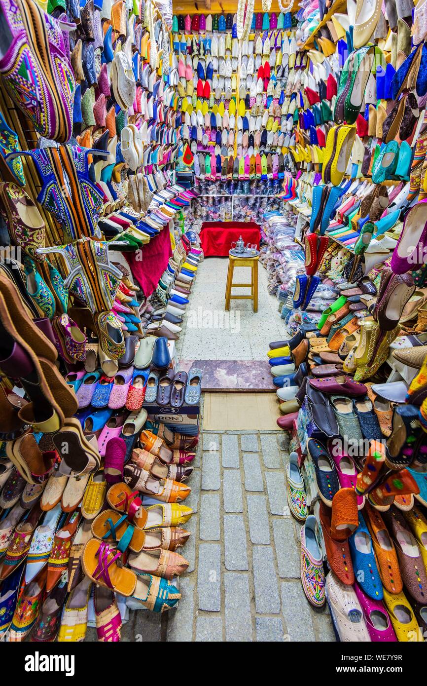 Marruecos, Rabat, catalogado como Patrimonio Mundial por la UNESCO, la Medina, la ciudad vieja, el zoco cubierto, zapatos Babouches tradicional marroquí Foto de stock