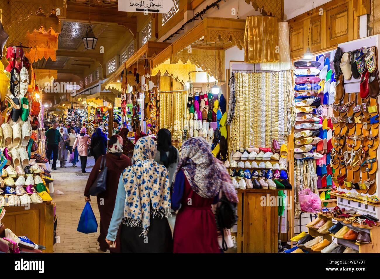 Marruecos, Rabat, catalogado como Patrimonio Mundial por la UNESCO, la Medina, la ciudad vieja, el zoco cubierto, zapatos Babouches tradicional marroquí Foto de stock