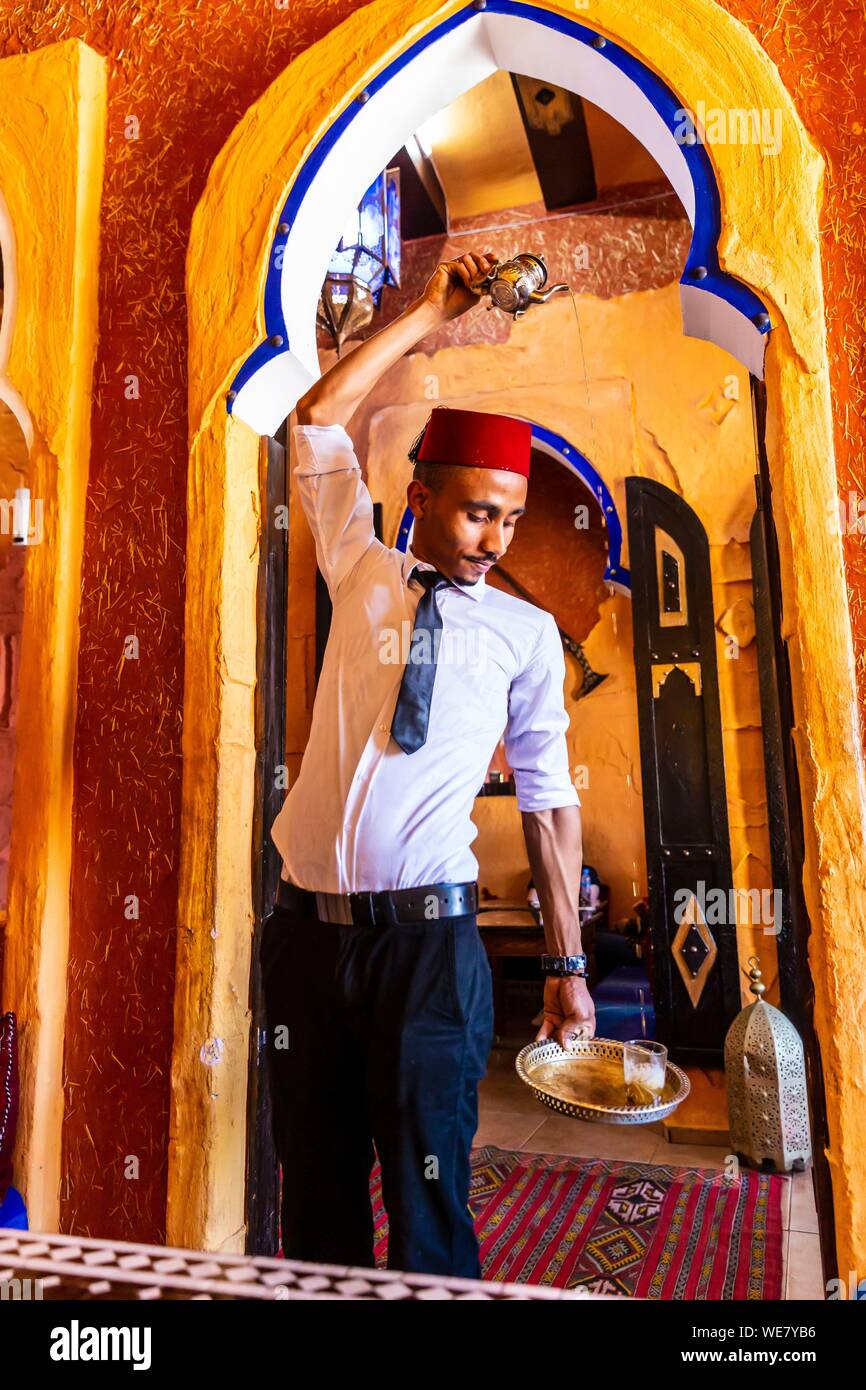 Marruecos, Rabat, catalogada como Patrimonio de la Humanidad por la UNESCO, servicio de té en Dar Naji Foto de stock