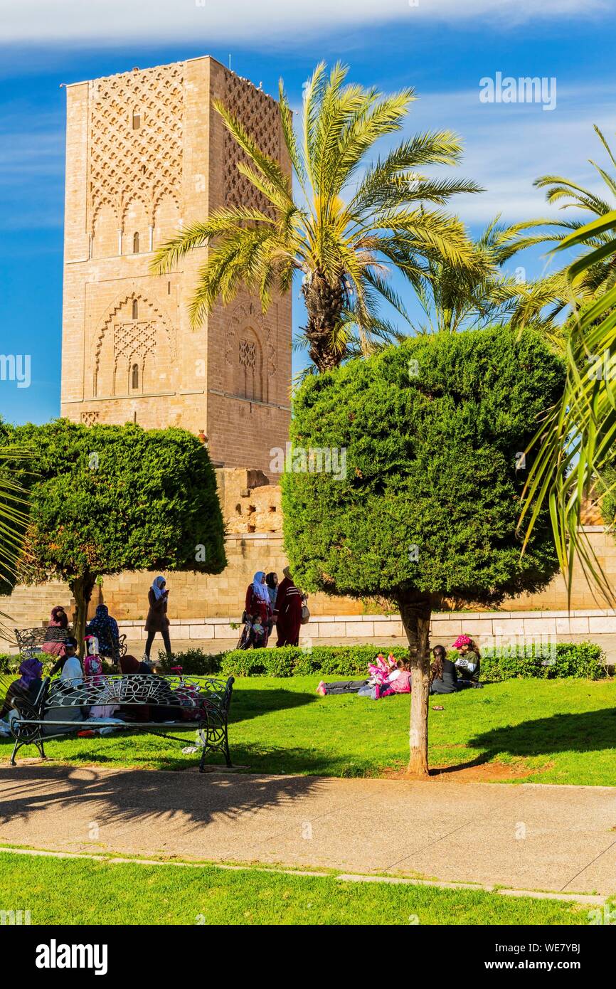 Marruecos, Rabat, catalogada como Patrimonio de la Humanidad por la UNESCO, el jardín de la mezquita de Yacoub El Mansour, la torre Hassan Foto de stock