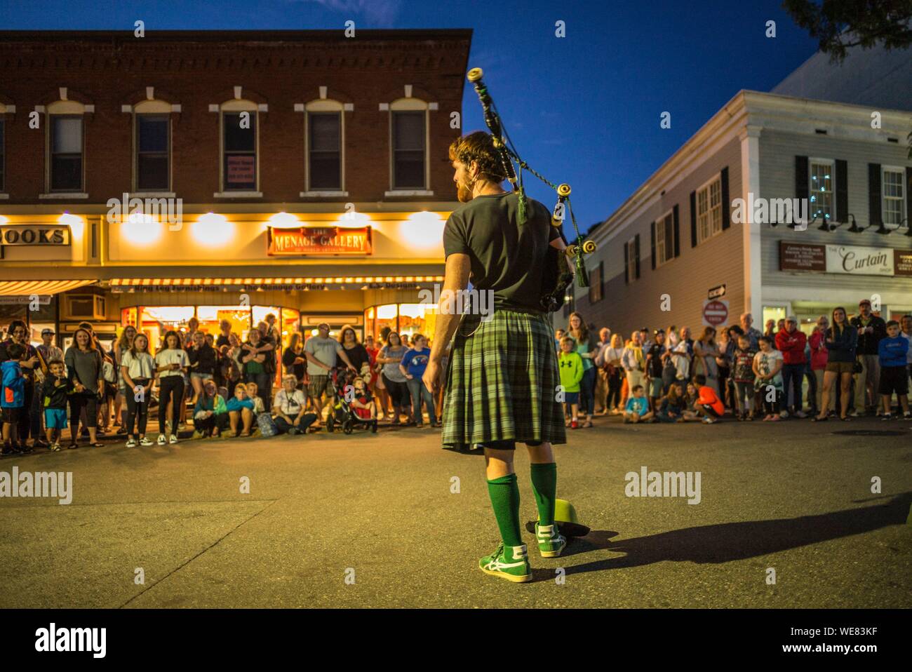 Estados Unidos, Nueva Inglaterra, Massachusetts, Cape Ann, Gloucester, Main Street Block Party, el ejecutante en falda escocesa y gaitas Foto de stock