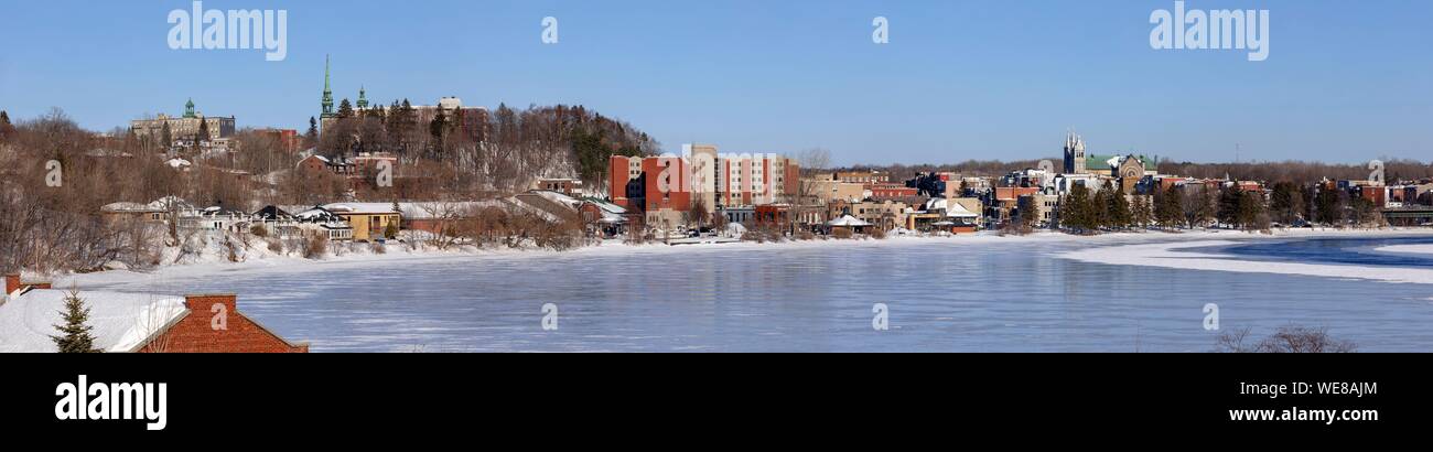 Canadá, provincia de Quebec, en Mauricie, Shawinigan y alrededores, vista general de la ciudad, a orillas del río St. Maurice congelados Foto de stock