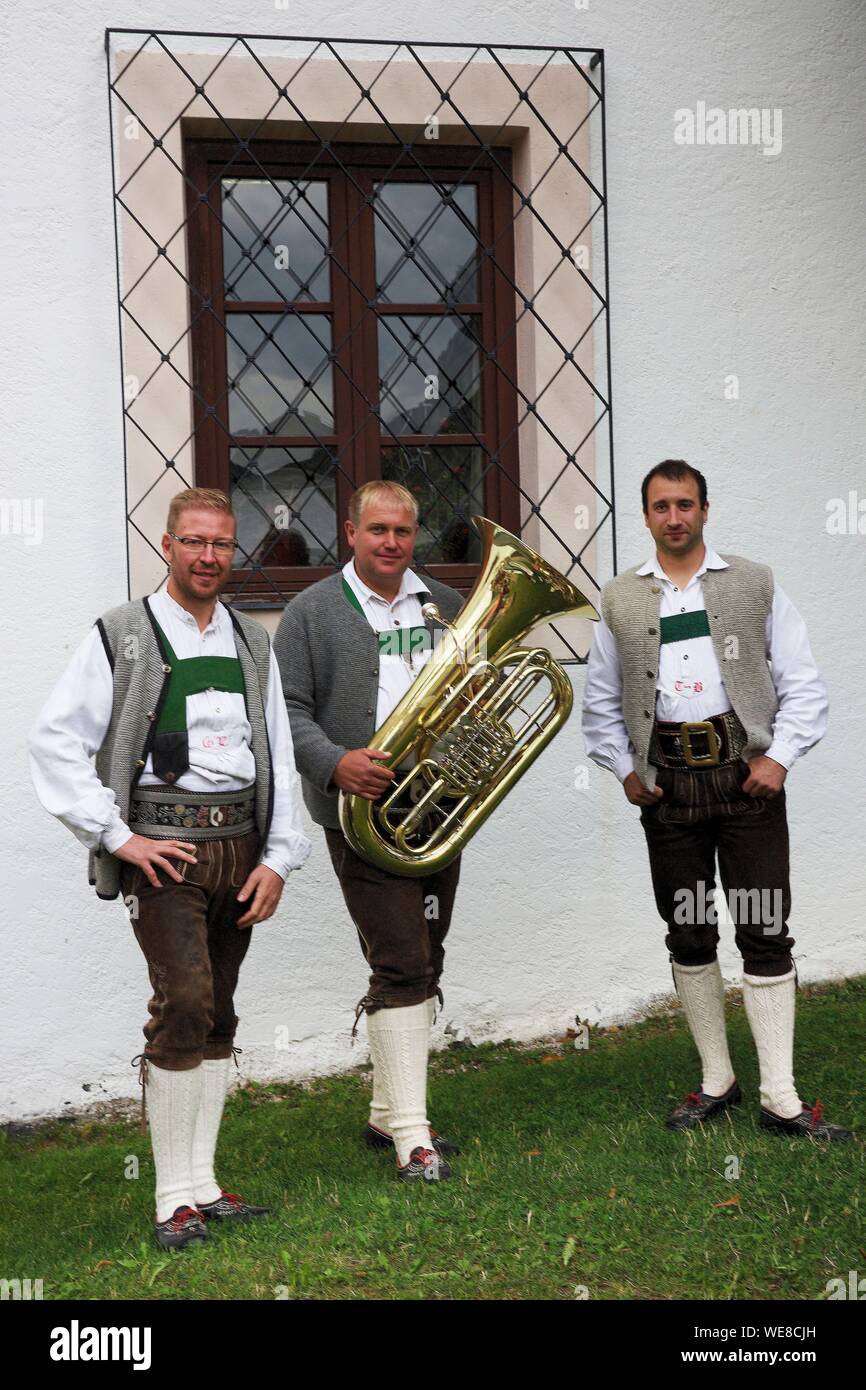 Italia, provincia autónoma de Bolzano, San Cándido, tres músicos en traje tradicional del Tirol Foto de stock