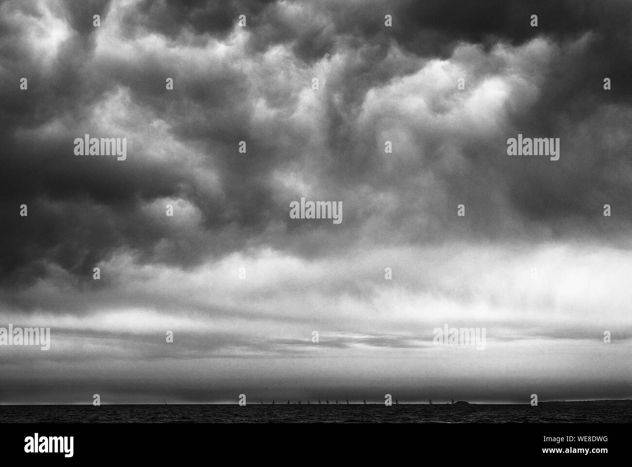 Nubarrones negros a lo largo de playa Foto de stock