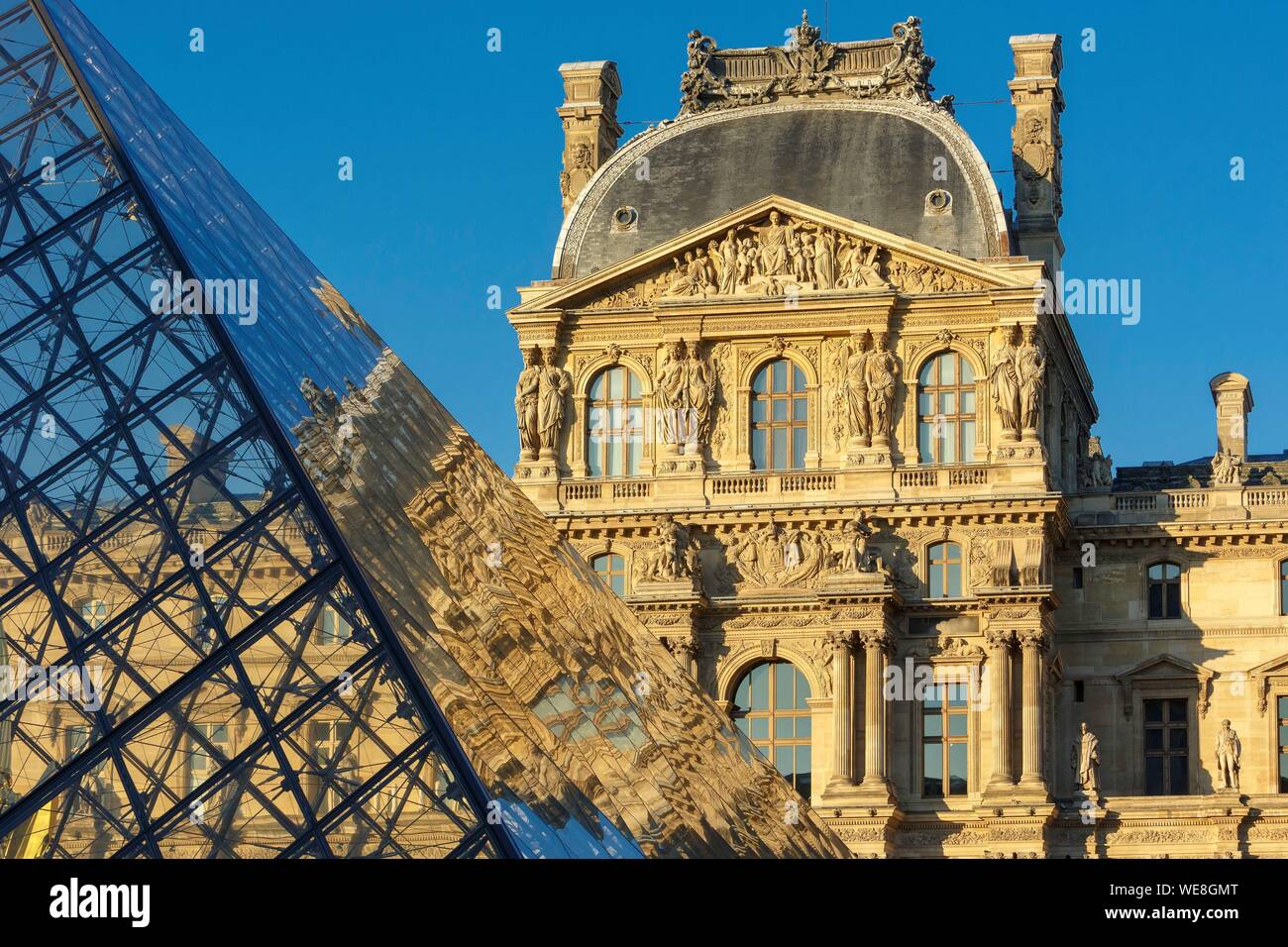 Francia, Paris, área catalogado como Patrimonio de la Humanidad por la UNESCO, la reflexión de la fachada del ala Richelieu en la pirámide del Louvre por el arquitecto Ieoh Ming Pei en el Cour Napoleón Foto de stock