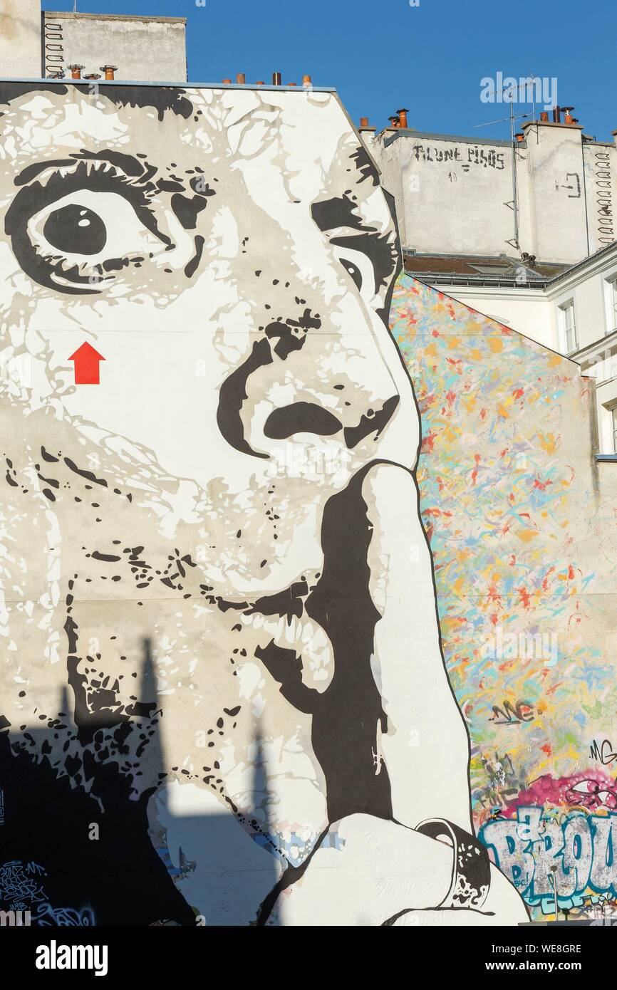 Francia, Paris, fresco llamado chut! Por Jeff Aerosol sobre una fachada entre Saint Merri iglesia y el Centro Pompidou de Igor Stravinsky square Foto de stock