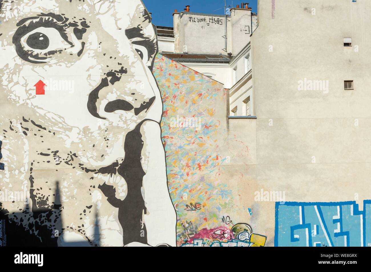 Francia, Paris, fresco llamado chut! Por Jeff Aerosol sobre una fachada entre Saint Merri iglesia y el Centro Pompidou de Igor Stravinsky square Foto de stock