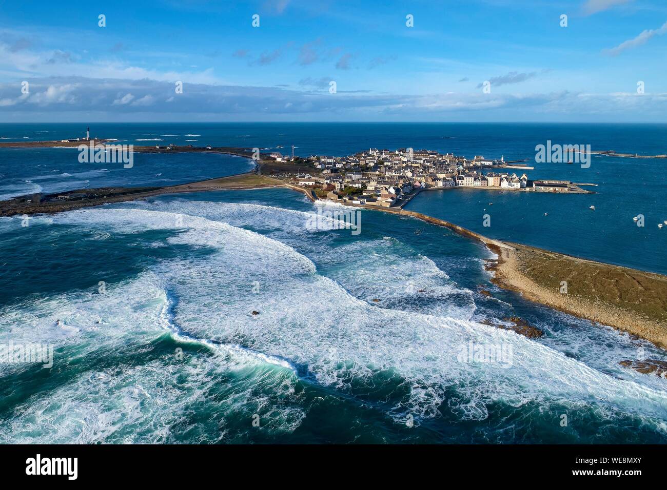 Francia, Finisterre, el Mar de Iroise, Iles du Ponant, Parc Naturel Regional d'Armorique (Armorica Parque Natural Regional), Ile de Sein, etiquetados Les Plus Beaux de France (El pueblo más hermoso de Francia) (vista aérea) Foto de stock