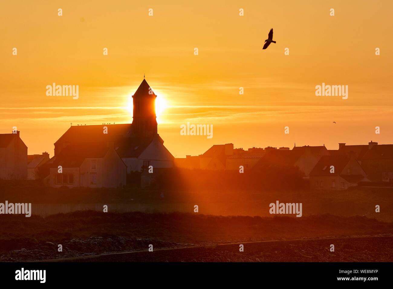 Francia, Finisterre, el Mar de Iroise, Iles du Ponant, Parc Naturel Regional d'Armorique (Armorica Parque Natural Regional), Ile de Sein, etiquetados Les Plus Beaux de France (El pueblo más hermoso de Francia), iglesia de San Guenolé al amanecer. Foto de stock