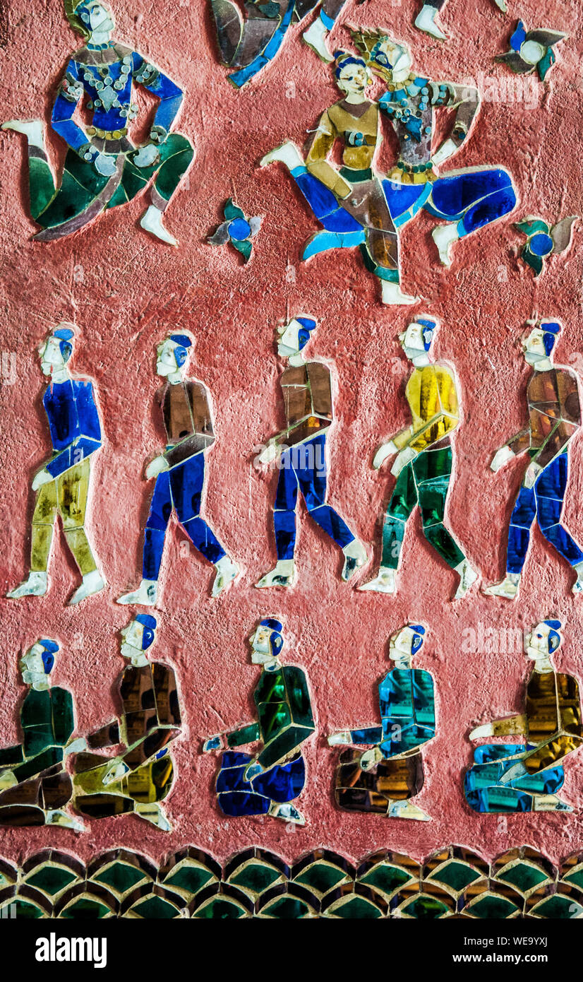 El arte del mosaico mural se fijó en mosaicos de vidrio coloreado en Wat Xieng Thong, Luang Prabang, Laos Foto de stock