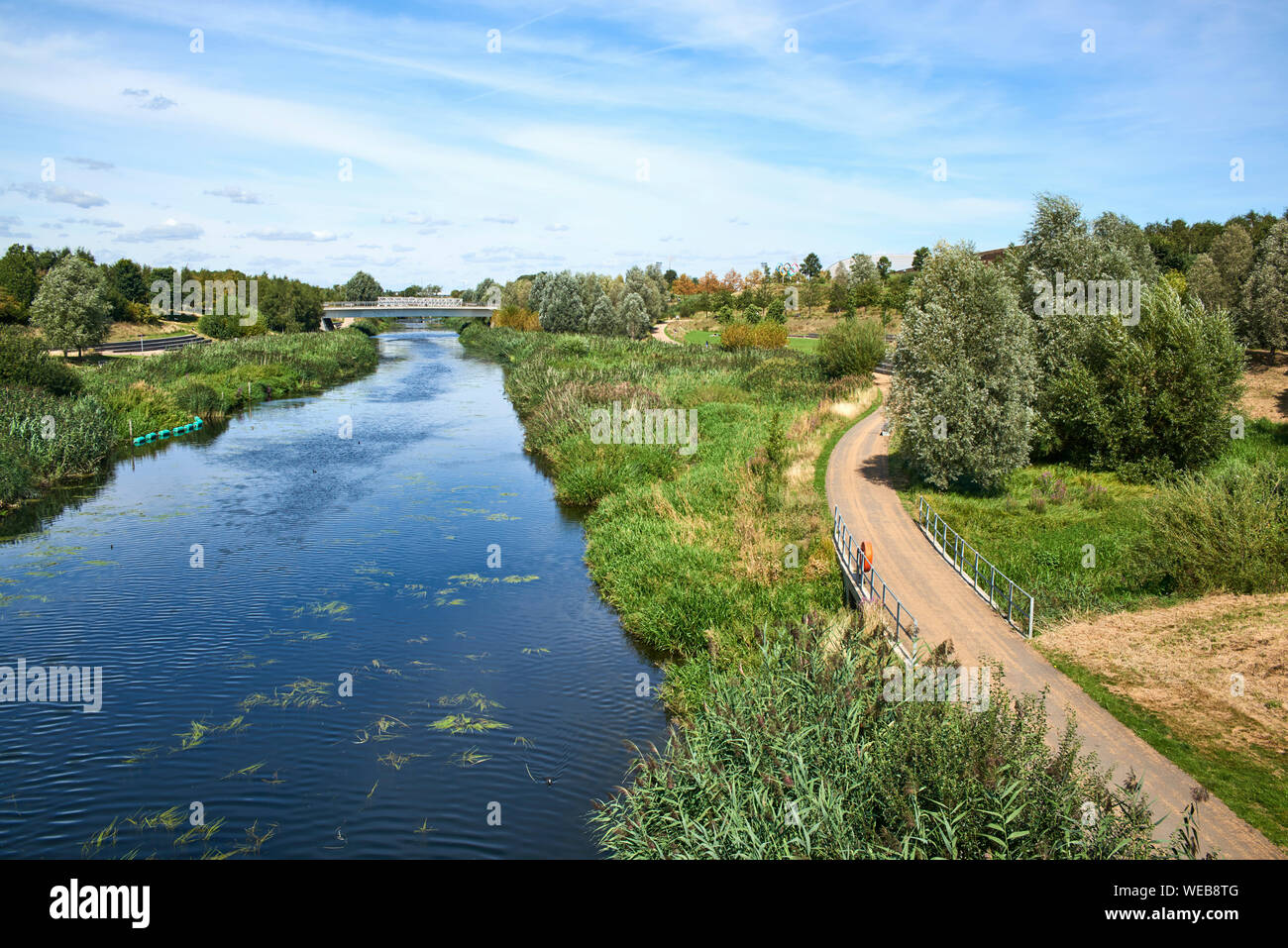 El río Lea en el Parque Olímpico de Londres, Stratford, East London, mirando hacia el norte de Parklands Foto de stock