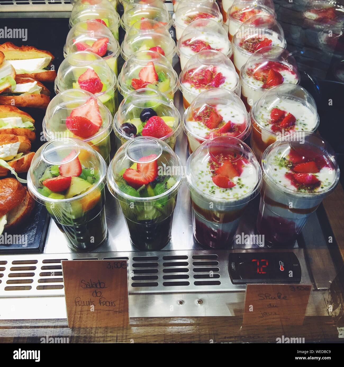 Un alto ángulo de visualización de postres de frutas en los vasos  desechables en tienda Fotografía de stock - Alamy