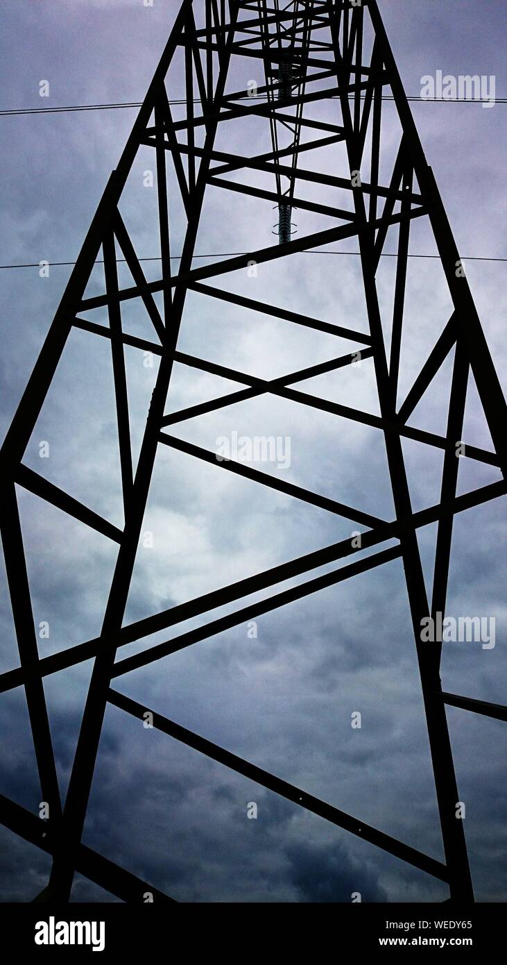 Vista cercana de una torre de transmisión de electricidad de alta capacidad Foto de stock