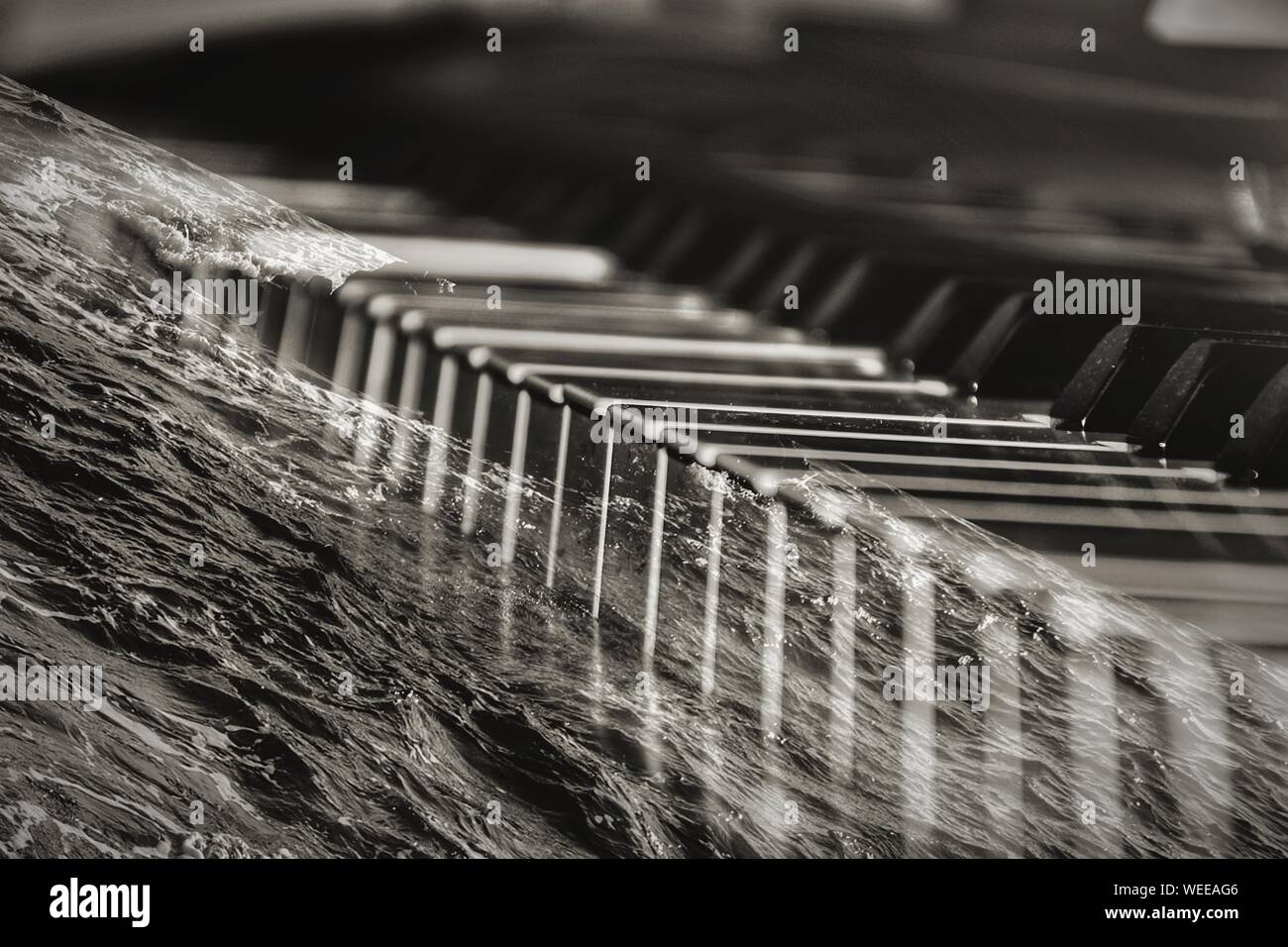 Imagen compuesta digital de mar y piano Fotografía de stock - Alamy