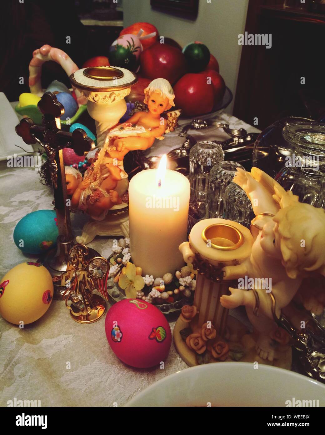 Decoración de mesa en ocasión de la Pascua con vela encendida Foto de stock