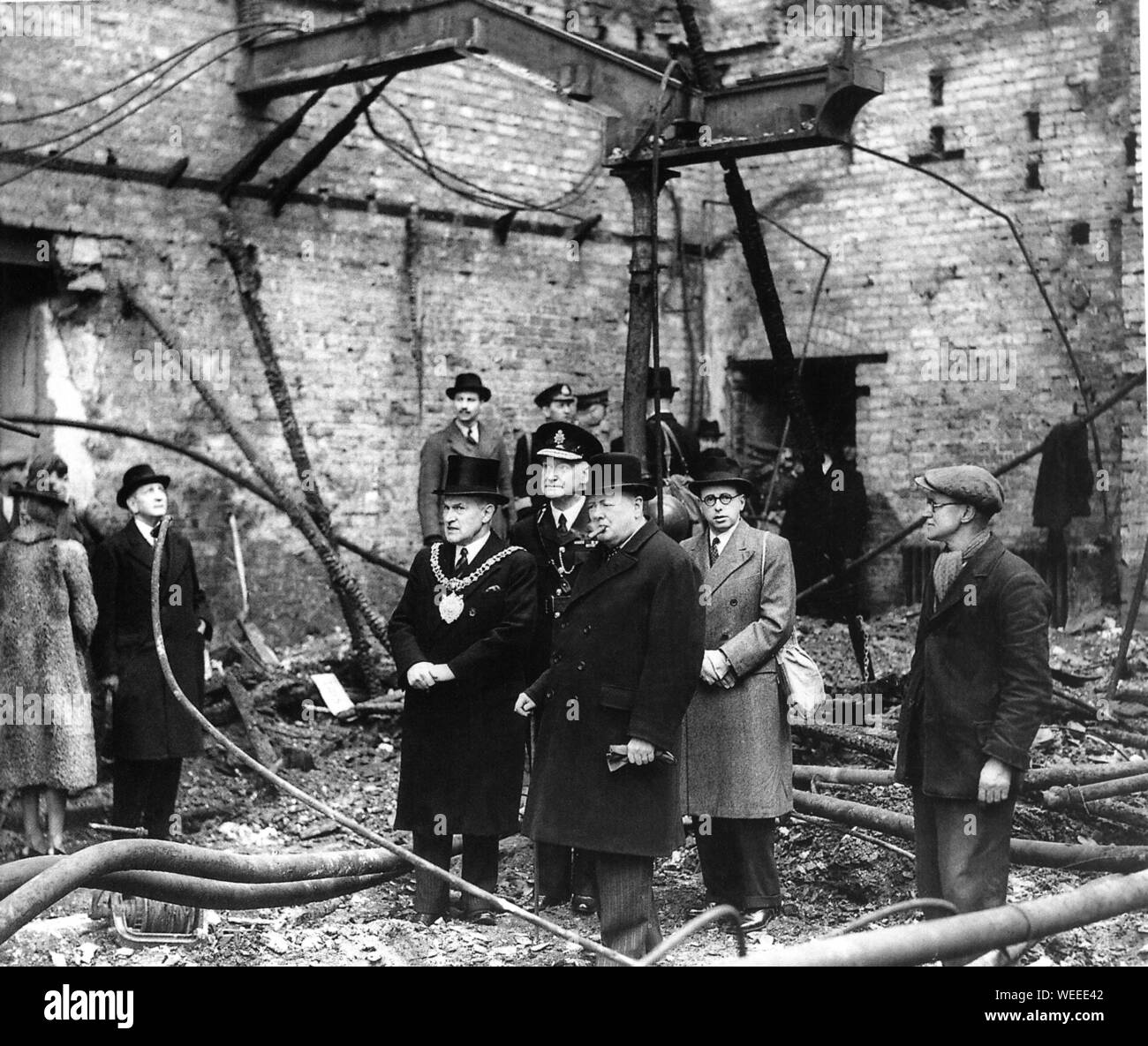 Winston Churchill inspeccionando los daños de las bombas alemanas en las ruinas del Free Trade Hall, Manchester. 29 de abril de 1941 Foto de stock