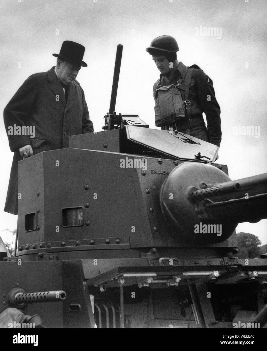 Winston Churchill inspeccionando un tanque americano. Mayo de 1941. Foto de stock