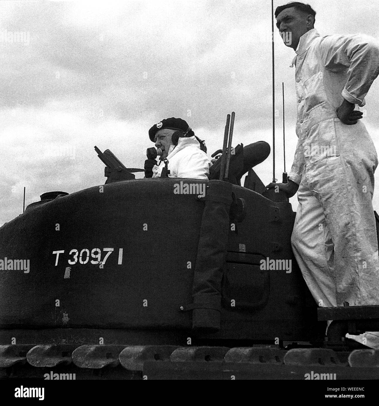 Winston Churchill en la torreta del pesado tanque de batalla que llevaba su nombre. 22 de julio de 1941 Foto de stock
