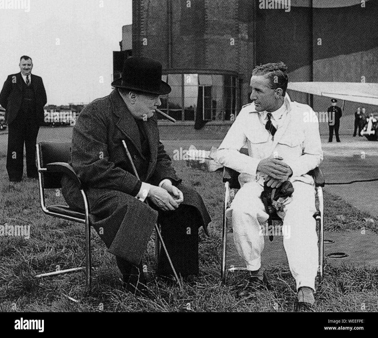 Winston Churchill hablando con Spitfire prueba piloto, Alex Henshaw ..Septiembre 1941 Foto de stock