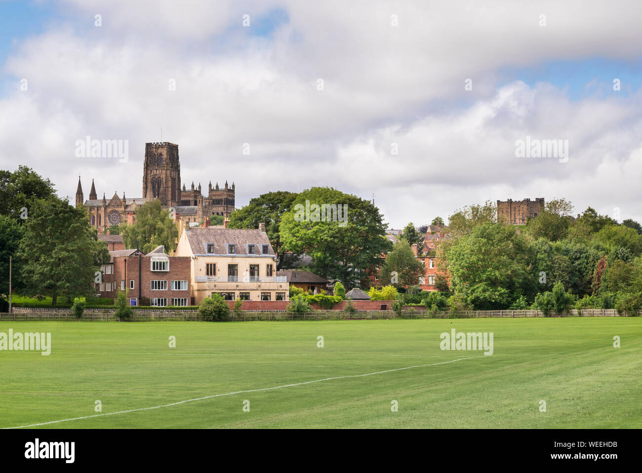 Vista de la catedral de Durham de la Universidad de propiedad Racecourse Campos de juego del campo de deportes incluye un estadio de cricket. Foto de stock