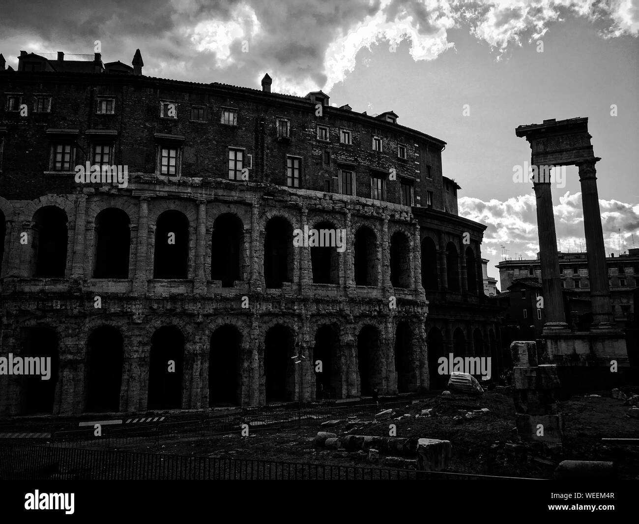 El Coliseo Blanco y Negro - Roma, Italia - maravilla del mundo Foto de stock