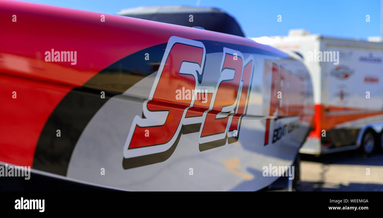 2019 Super barco Grandes Lagos día Grand Prix 1 piscinas secas el rendimiento del equipo Super barco en el remolque con el fondo borroso. Foto de stock