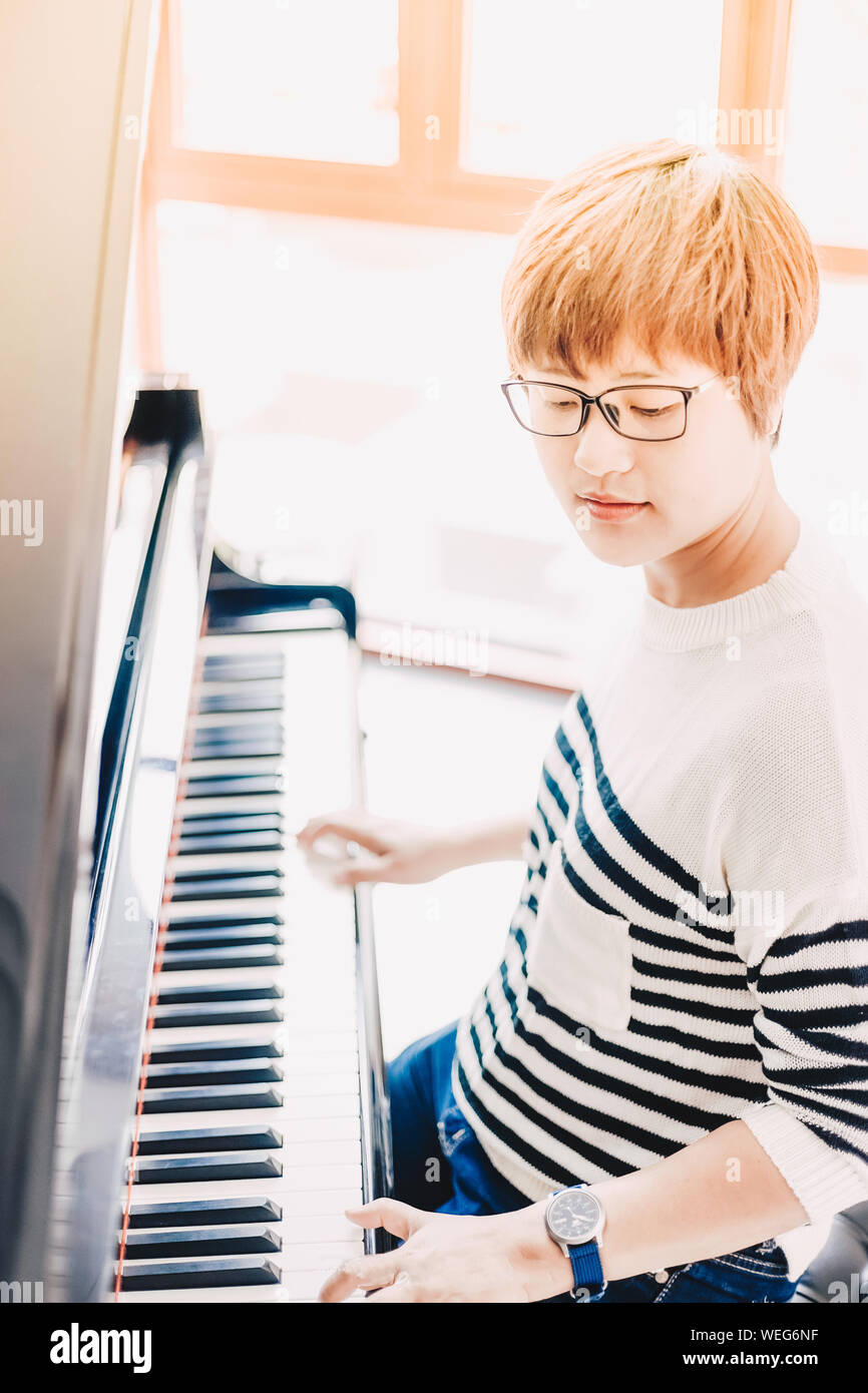 Blond boy playing piano fotografías e imágenes de alta resolución - Alamy