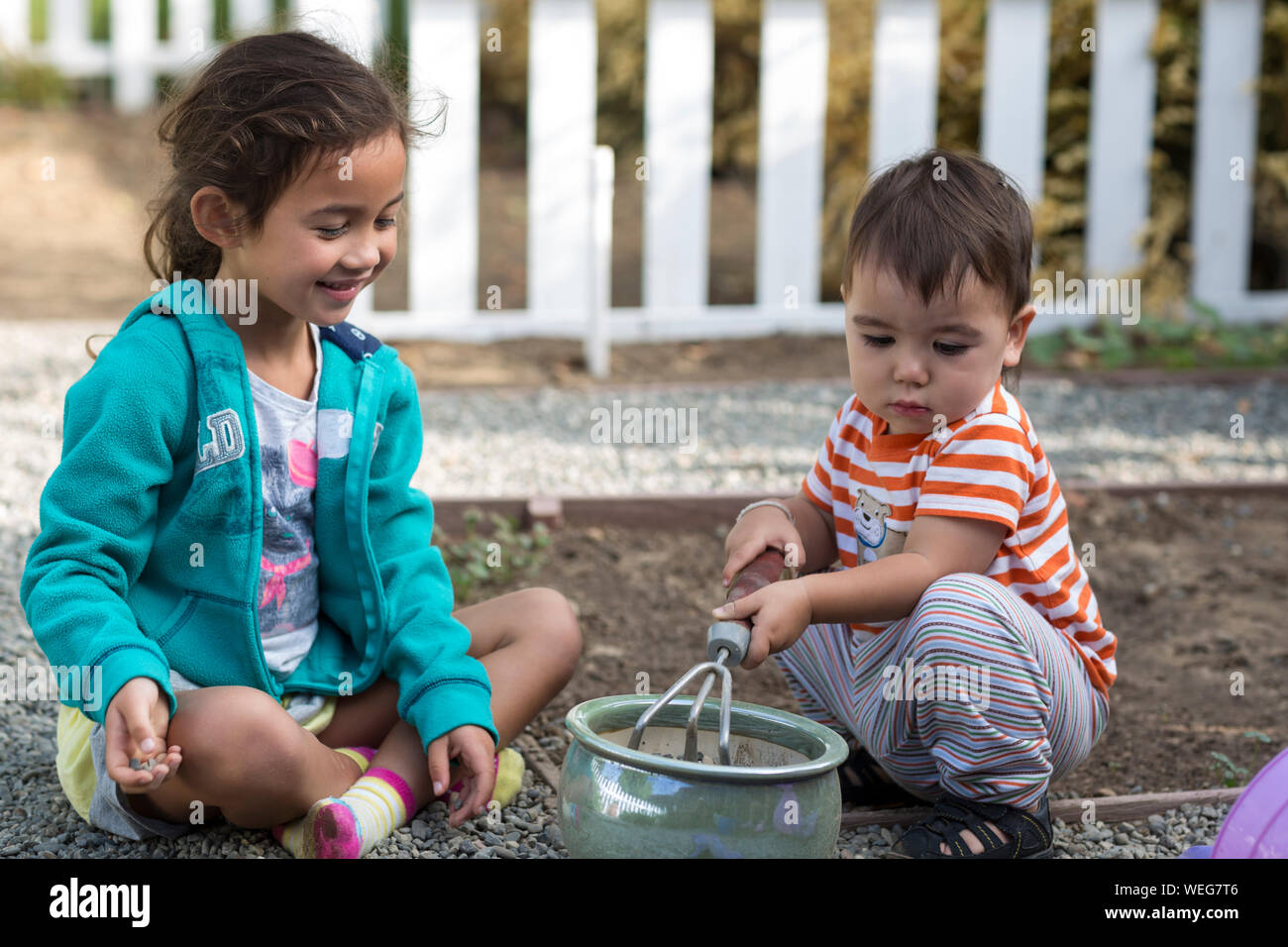 Joven hermano y hermana en huertos domésticos, San Jose, California Foto de stock