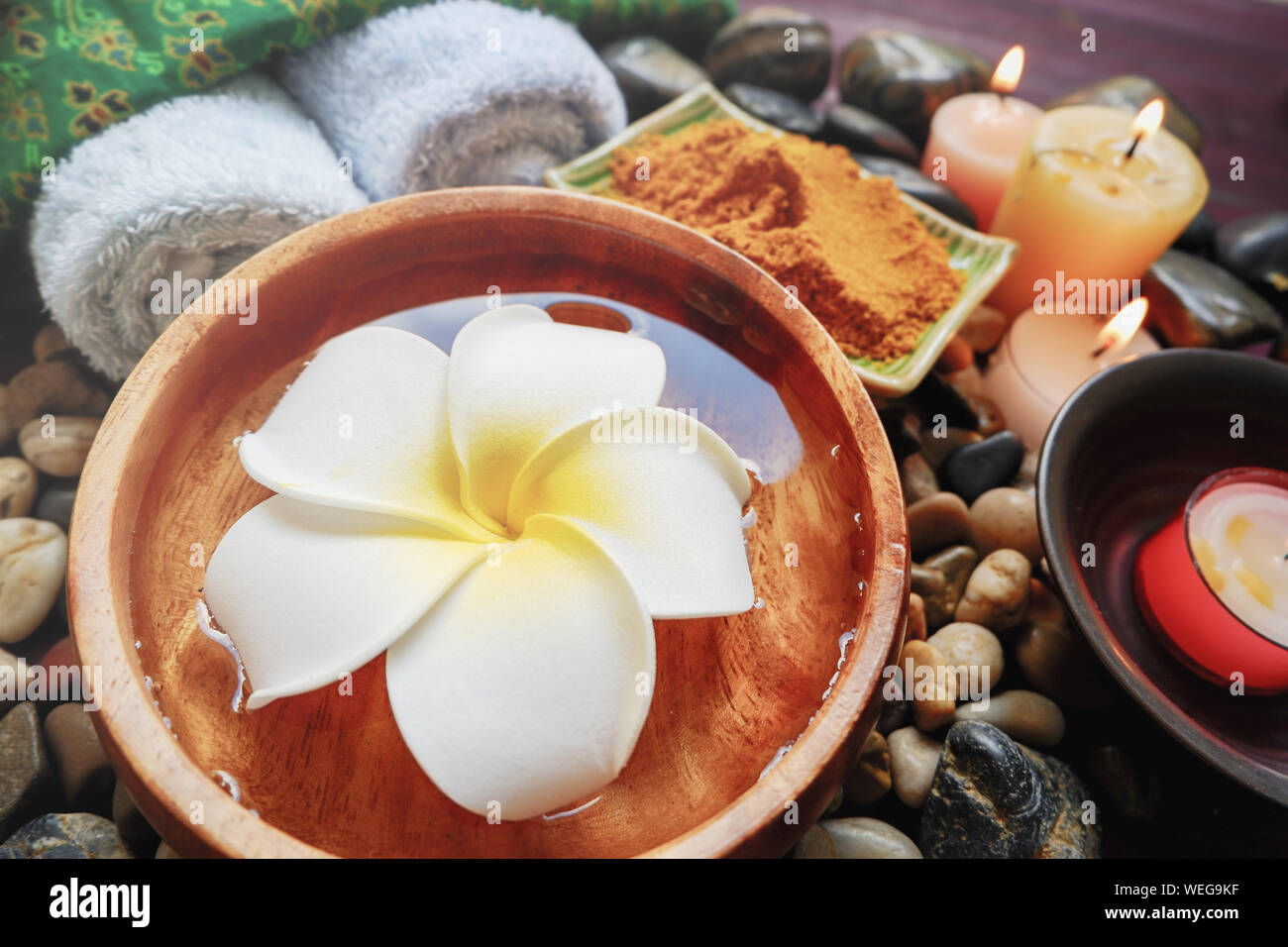 Un alto ángulo de visualización de productos de belleza en la tabla Foto de stock