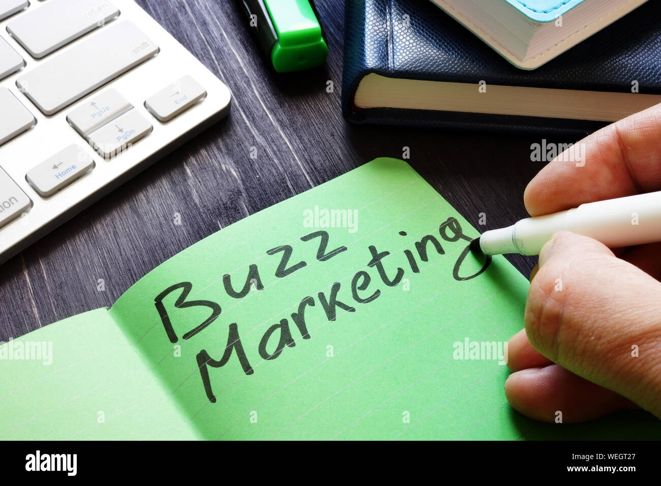Buzz marketing escrito por marketologist en la nota. Foto de stock