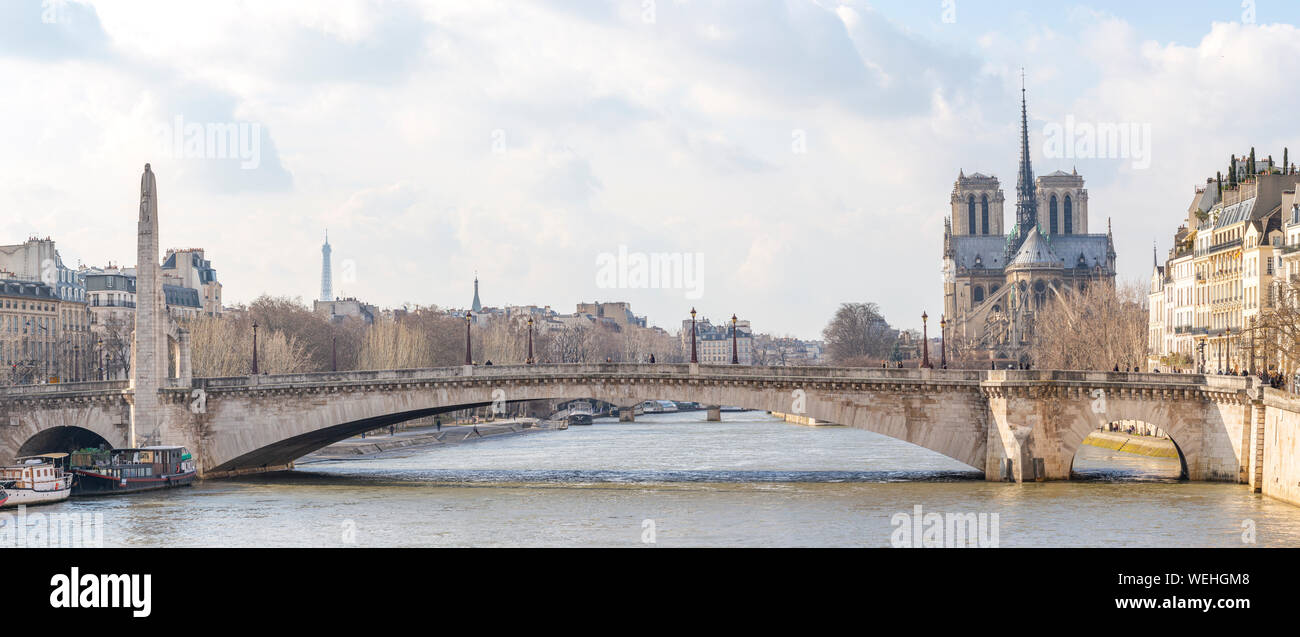 El Sena, el Pont de la Tournelle, La Catedral de Notre Dame, París, Francia Foto de stock
