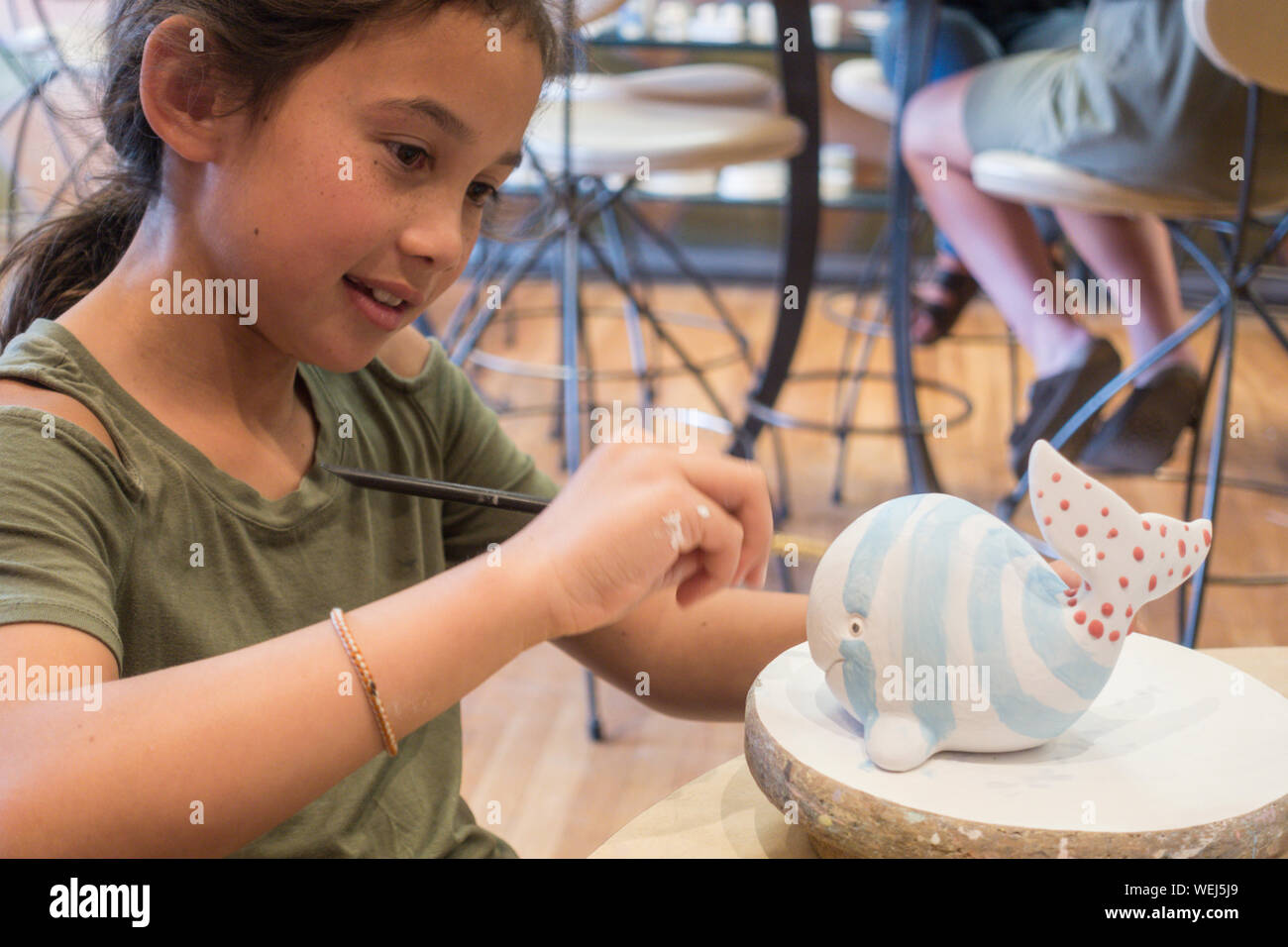 Niña de 10 años etnicidad mixta haciendo alfarería, San Jose, California Foto de stock