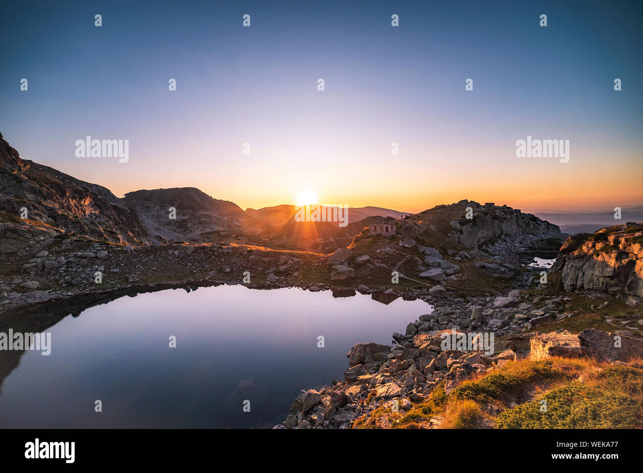 Increíble paisaje del lago de miedo durante el verano cálido atardecer, parque nacional de la montaña de Rila, Bulgaria Foto de stock