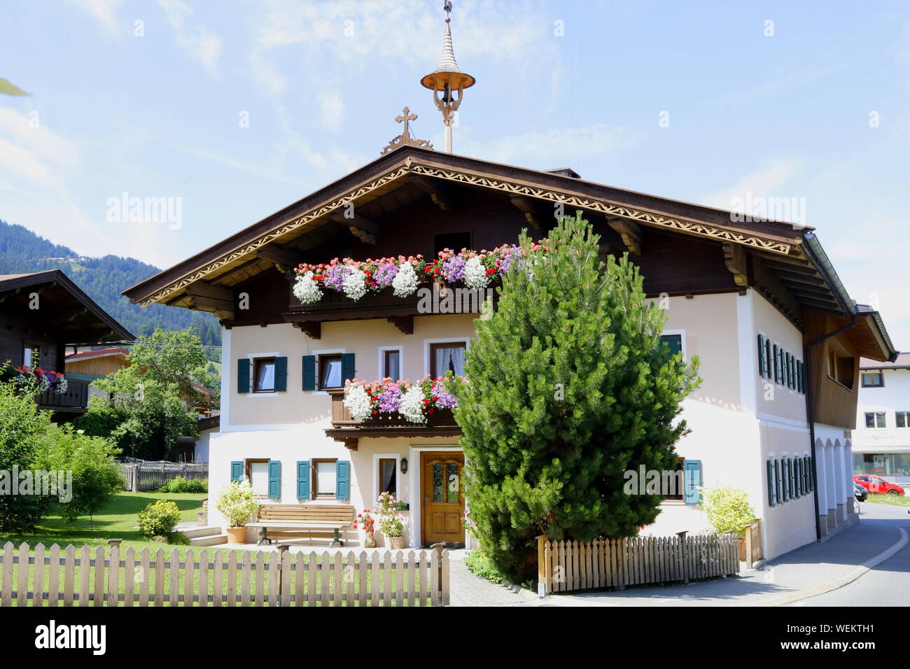 Baustil alpenländischen Typisches Haus im Foto de stock