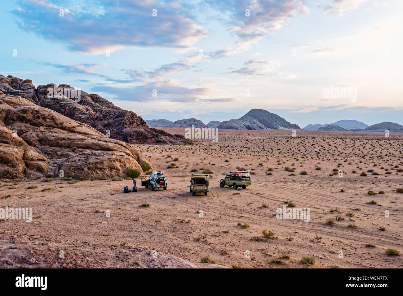 Vehículos todoterreno en el desierto contra el cielo Foto de stock