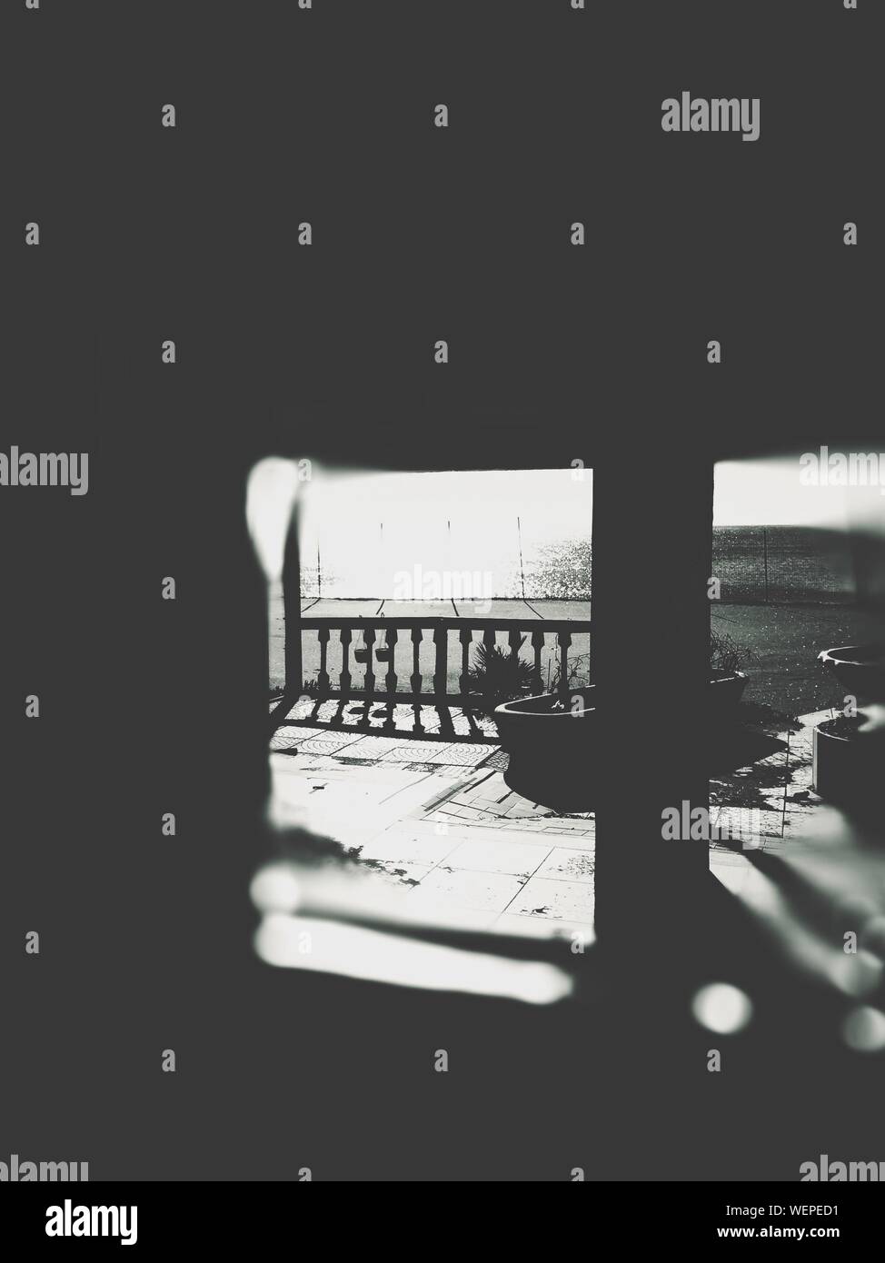 Visto a través de la ventana de la calle Foto de stock