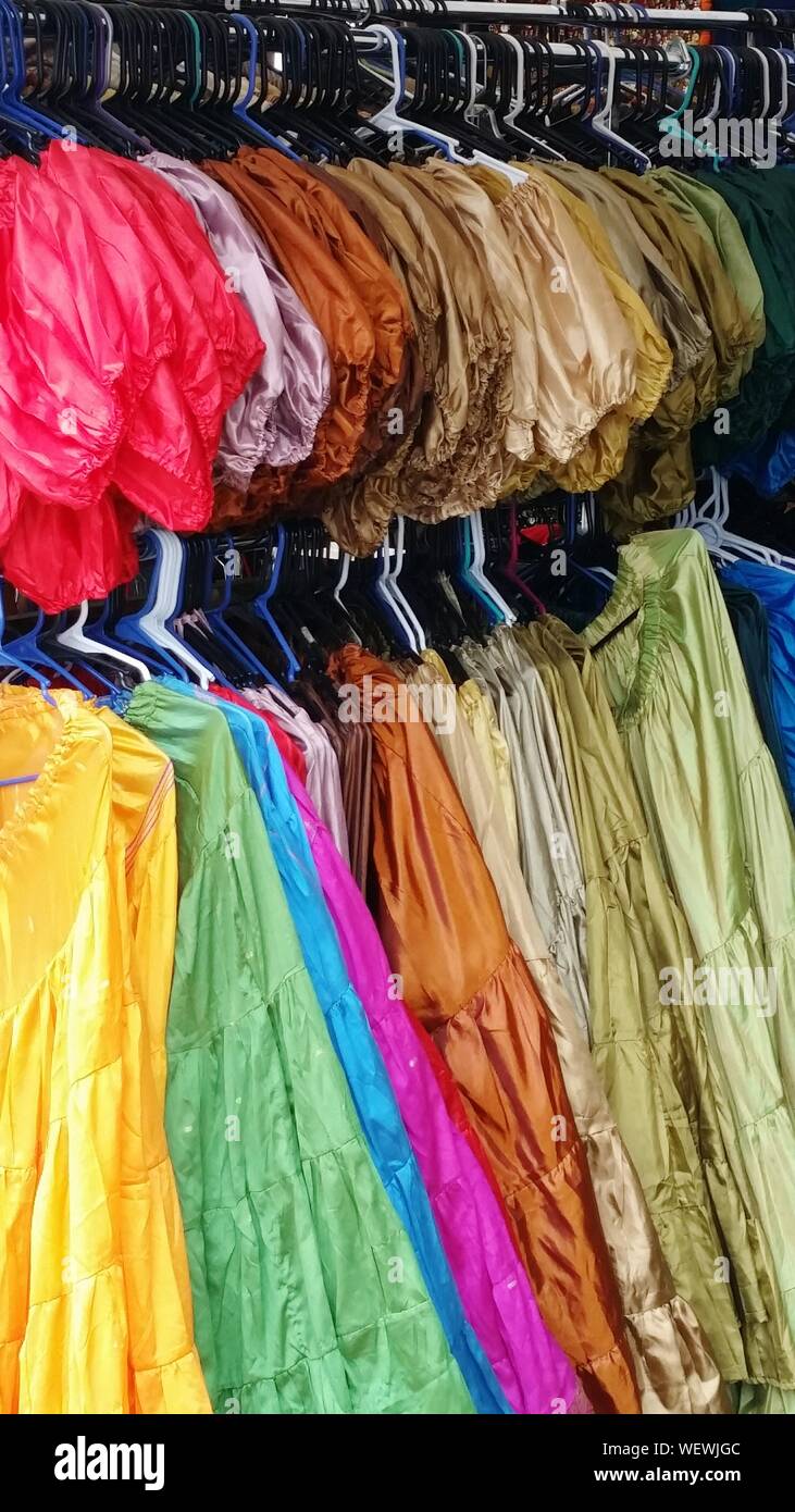 Womenswear colgando de rack en tienda de ropa Foto de stock