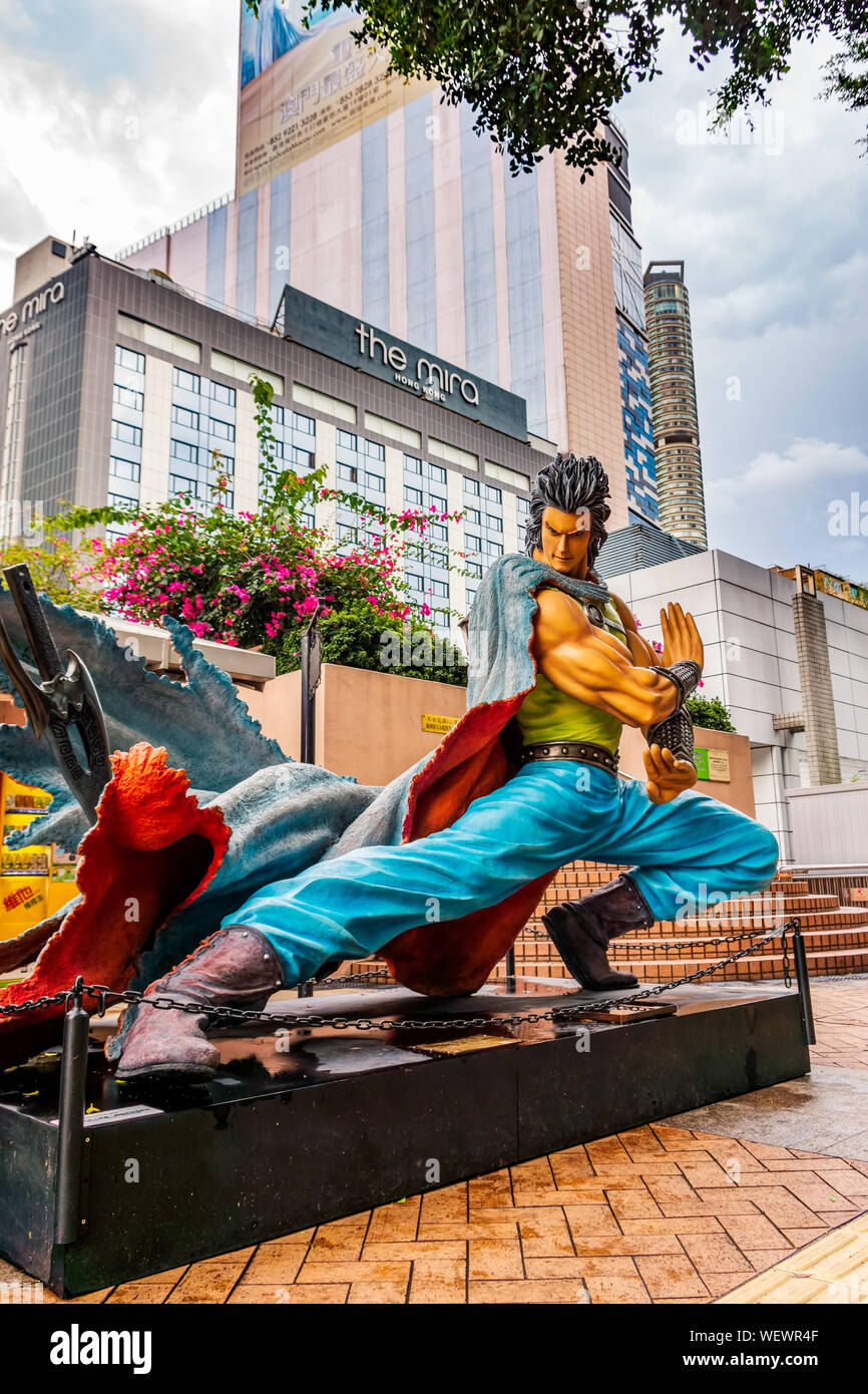 Hong Kong, China, en marzo de 2013 estatuas de personajes famosos, en Hong Kong, la Avenida de Las Estrellas cómicas, el Parque Kowloon. Antecedentes del horizonte urbano de Tsim Sha Tsui. Foto de stock