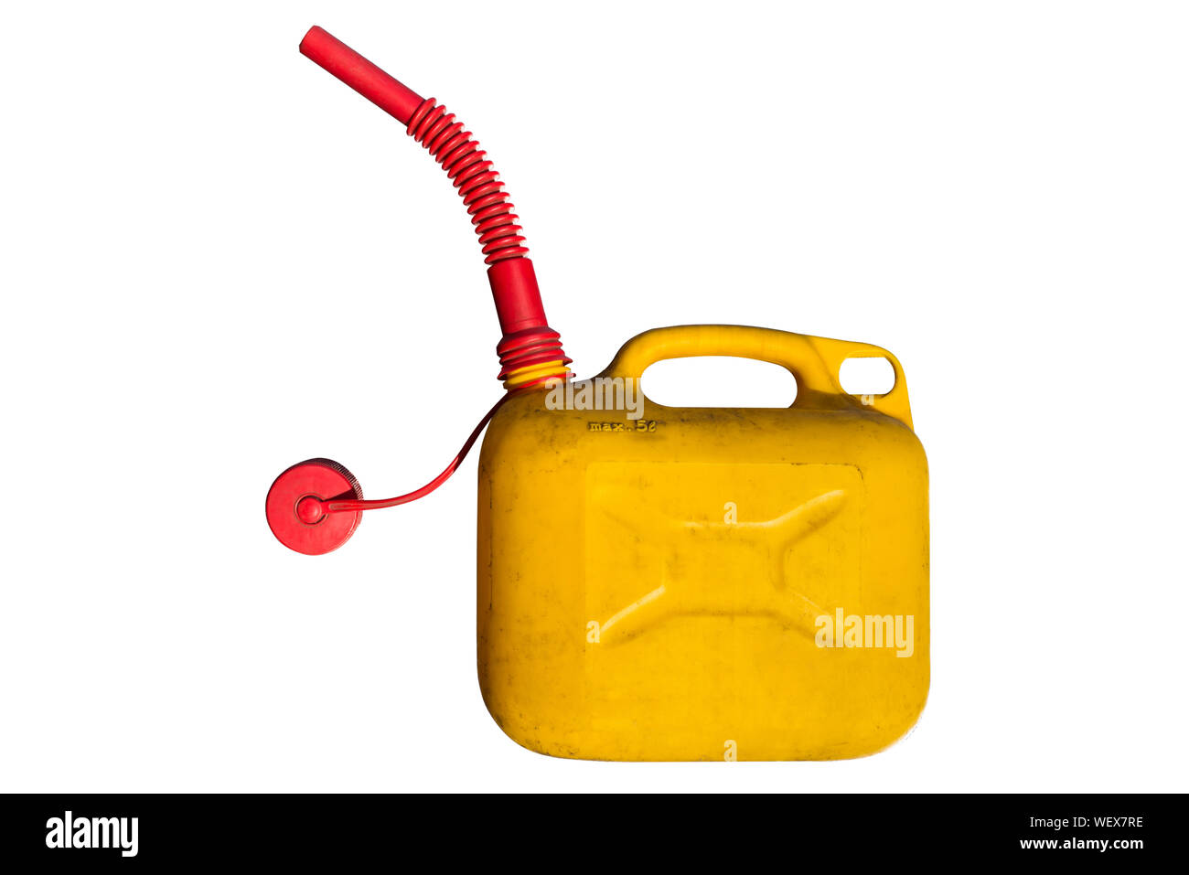 Plástico viejo de cinco litros de combustible en color amarillo para el  transporte y almacenamiento de gasolina con un embudo para el combustible.  Aislado en un fondo blanco con clip Fotografía de