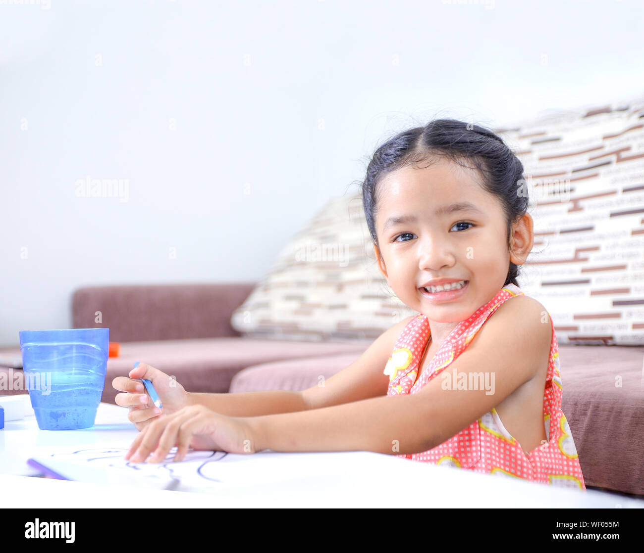 Chica Colorear en papel en casa Foto de stock