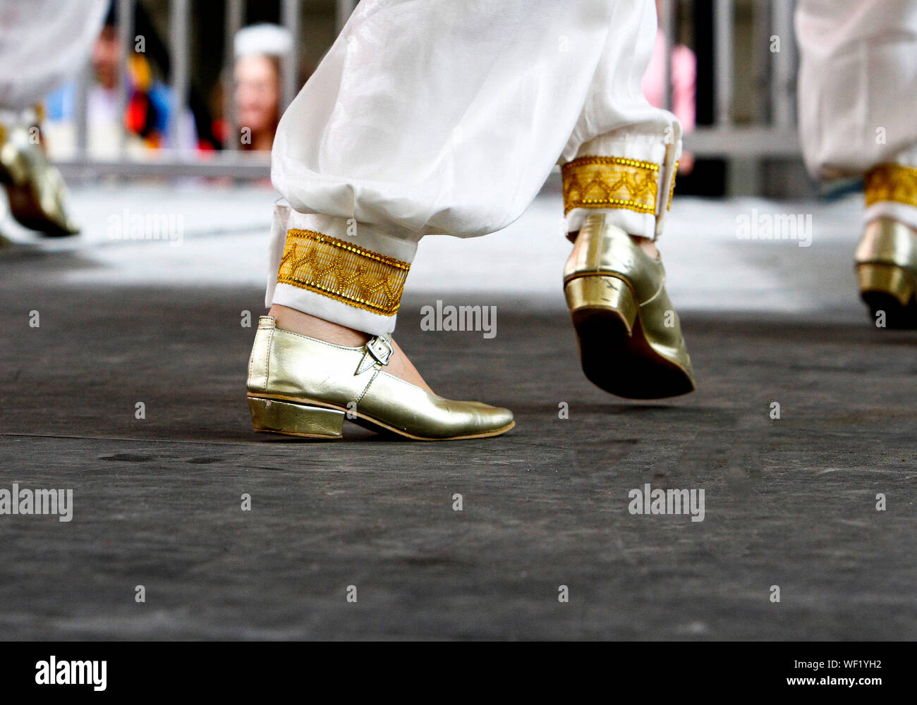 Zapatos de color dorado fotografías e imágenes de alta resolución - Alamy